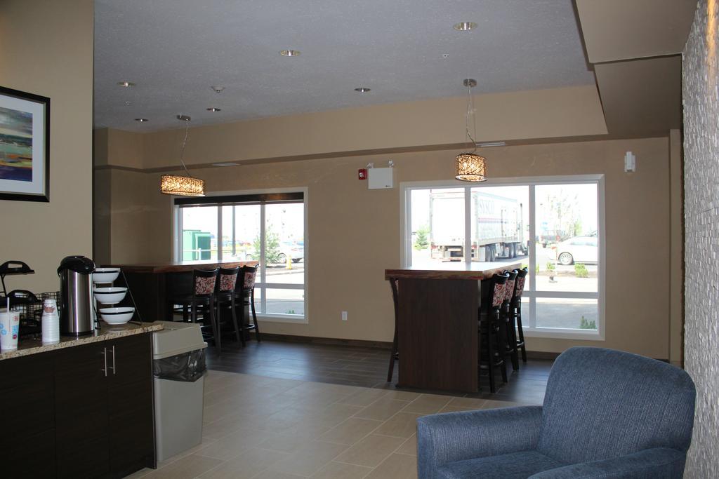 ניסקו Comfort Inn & Suites Edmonton International Airport מראה חיצוני תמונה