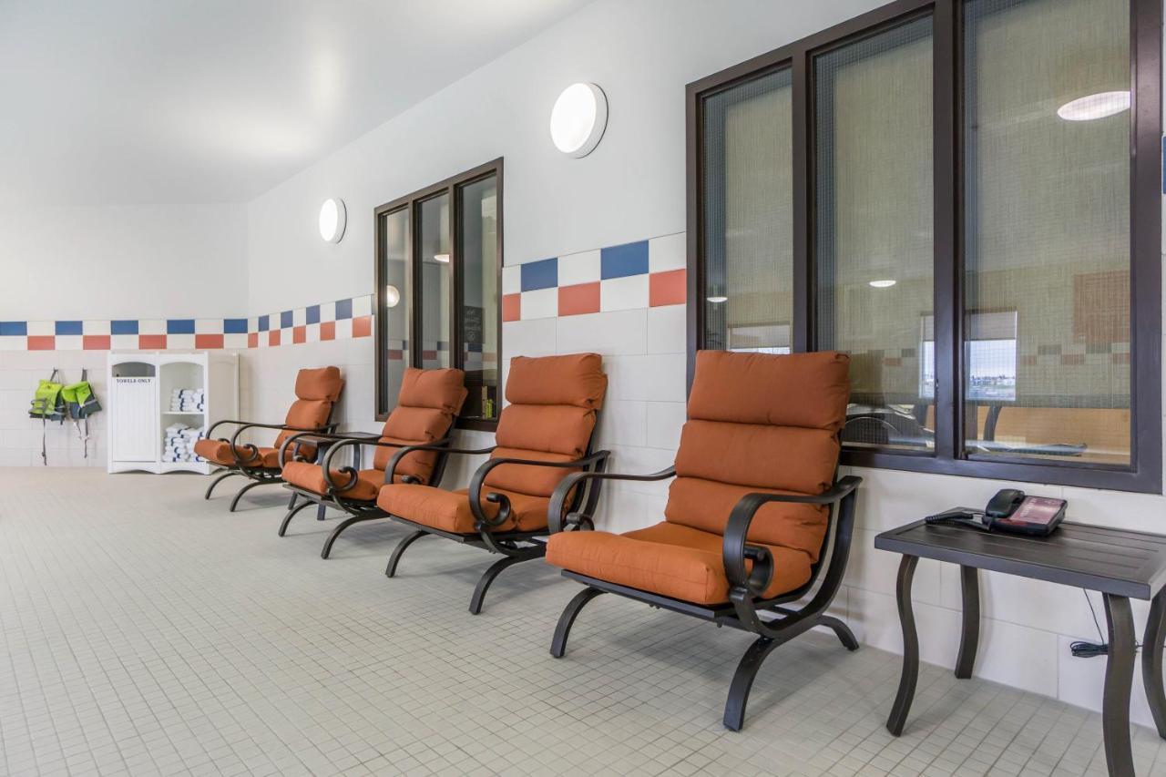 ניסקו Comfort Inn & Suites Edmonton International Airport מראה חיצוני תמונה