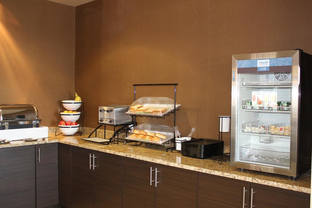 ניסקו Comfort Inn & Suites Edmonton International Airport מראה חיצוני תמונה