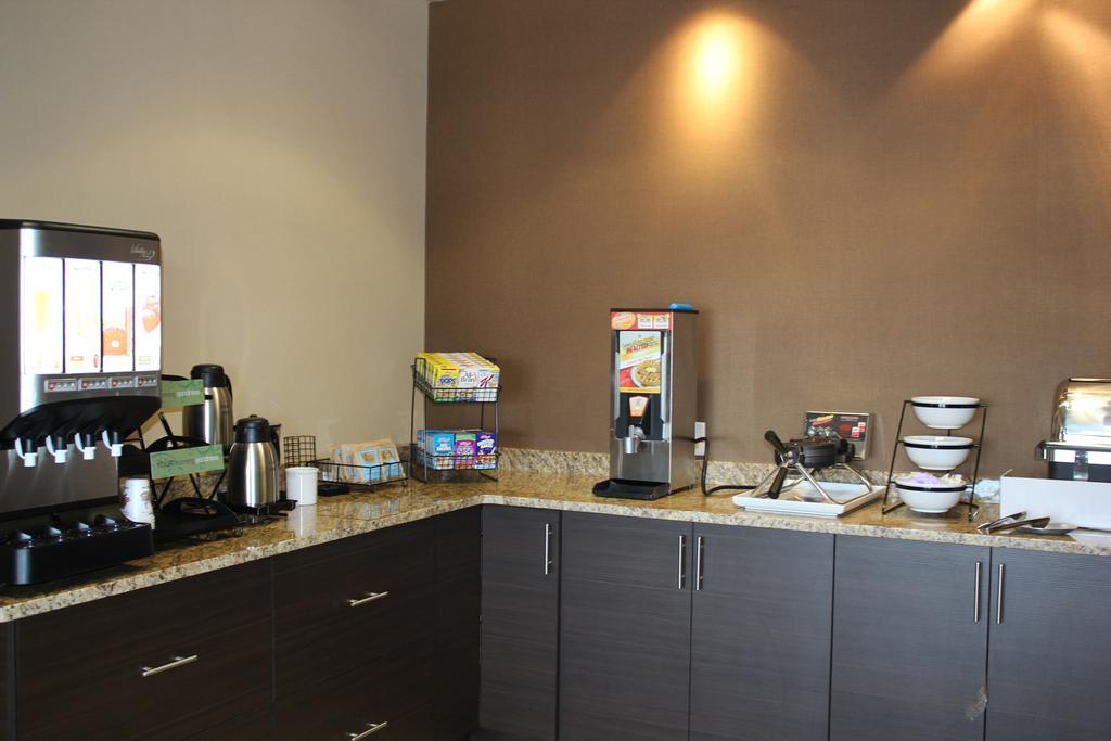 ניסקו Comfort Inn & Suites Edmonton International Airport מראה חיצוני תמונה