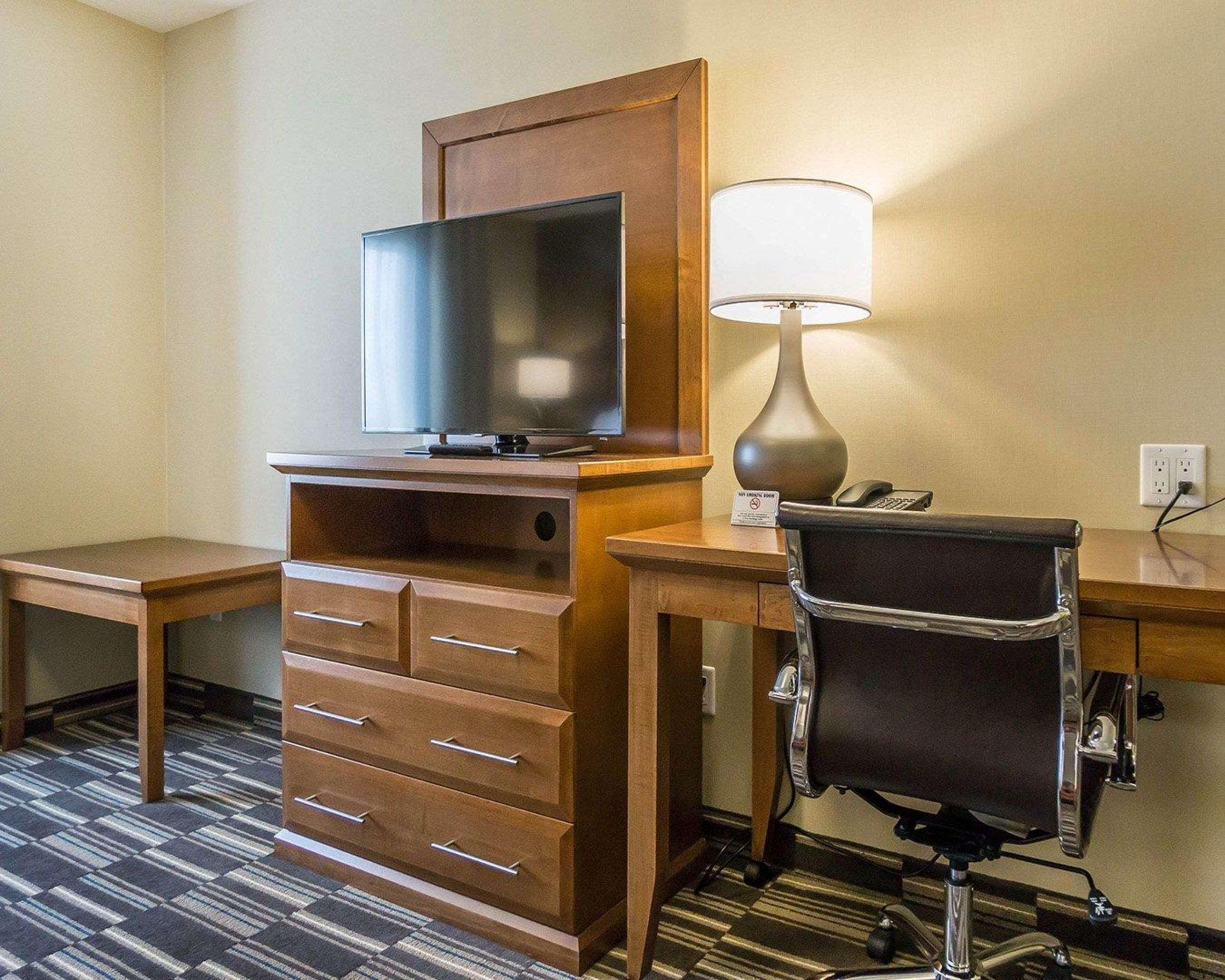 ניסקו Comfort Inn & Suites Edmonton International Airport מראה חיצוני תמונה