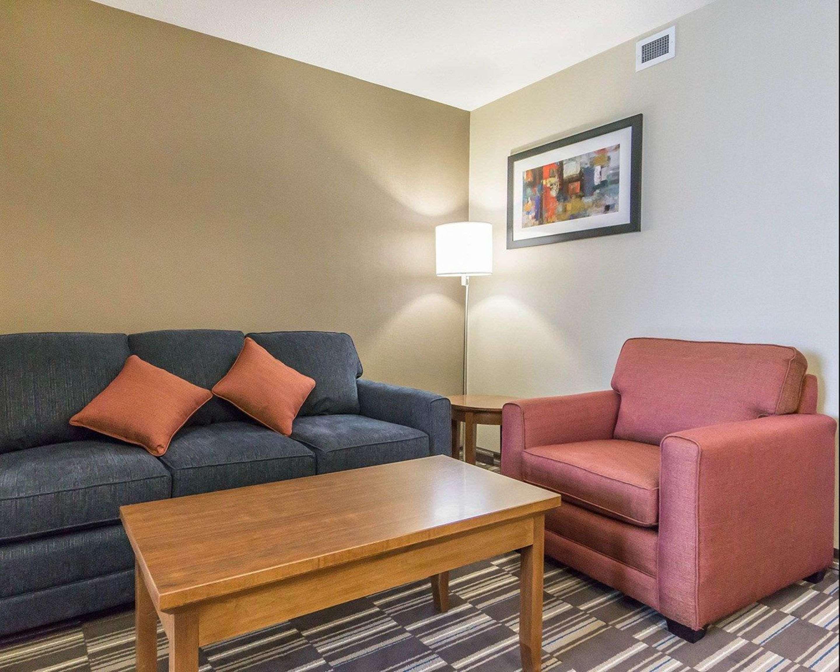 ניסקו Comfort Inn & Suites Edmonton International Airport מראה חיצוני תמונה