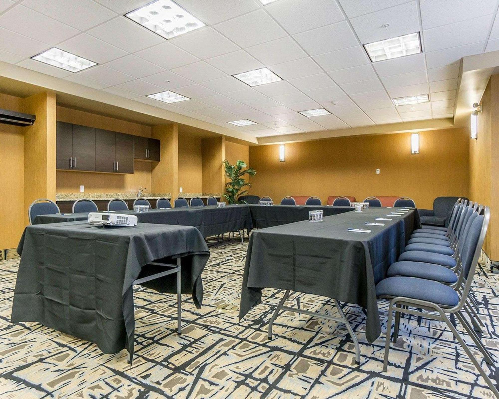 ניסקו Comfort Inn & Suites Edmonton International Airport מראה חיצוני תמונה