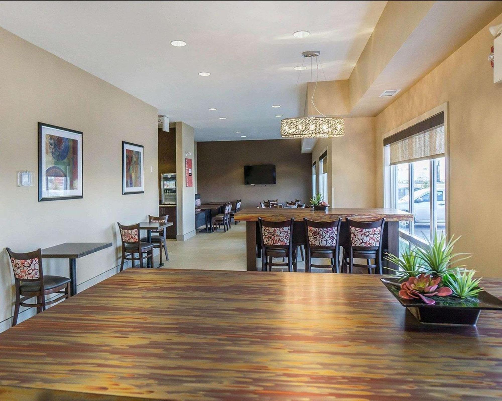 ניסקו Comfort Inn & Suites Edmonton International Airport מראה חיצוני תמונה