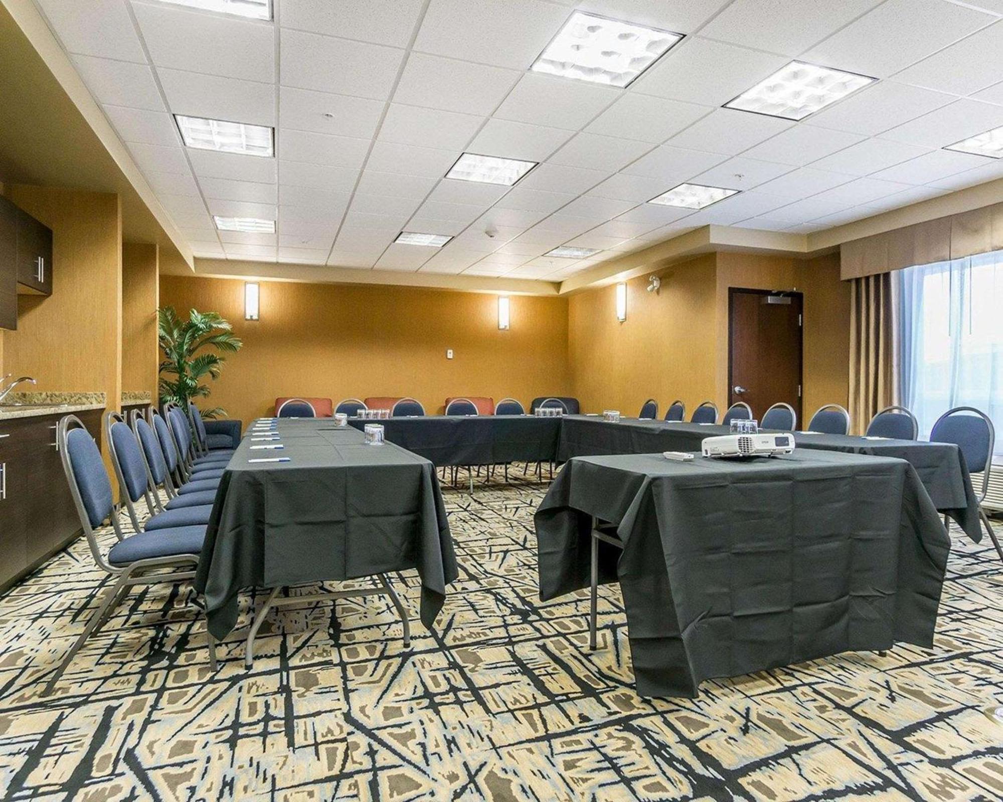 ניסקו Comfort Inn & Suites Edmonton International Airport מראה חיצוני תמונה