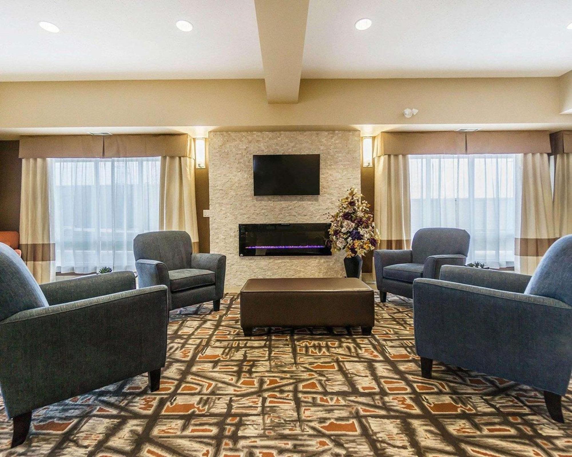 ניסקו Comfort Inn & Suites Edmonton International Airport מראה חיצוני תמונה
