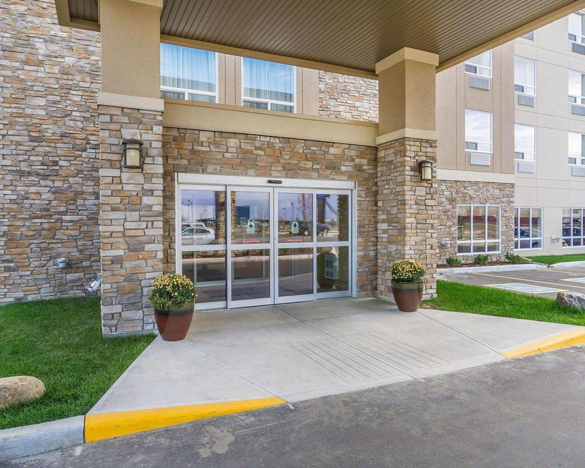ניסקו Comfort Inn & Suites Edmonton International Airport מראה חיצוני תמונה