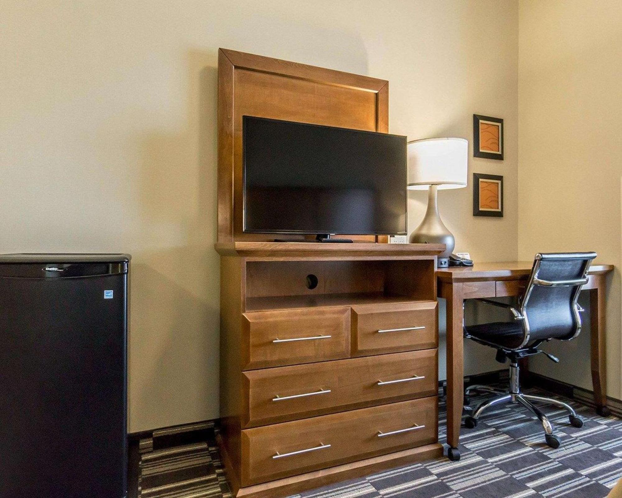 ניסקו Comfort Inn & Suites Edmonton International Airport מראה חיצוני תמונה