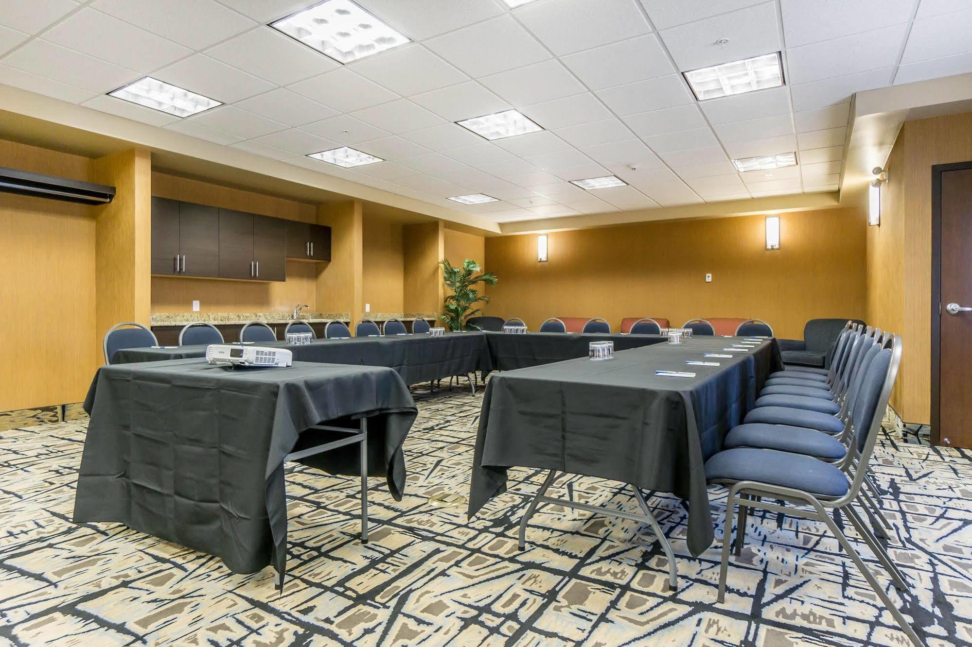 ניסקו Comfort Inn & Suites Edmonton International Airport מראה חיצוני תמונה