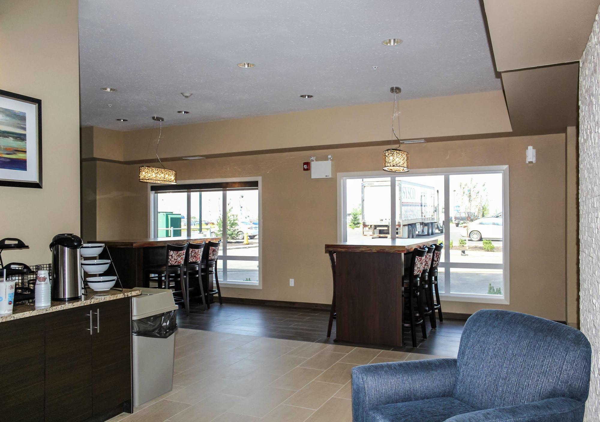 ניסקו Comfort Inn & Suites Edmonton International Airport מראה חיצוני תמונה